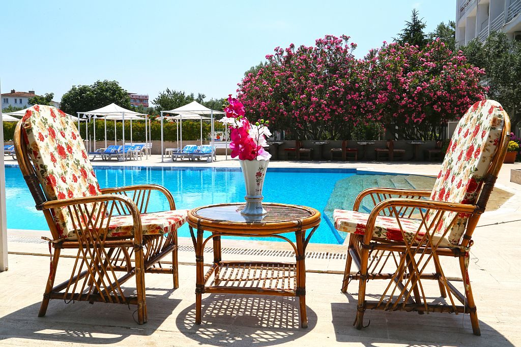 Erdek Alevok Otel Havuz Başı Keyif