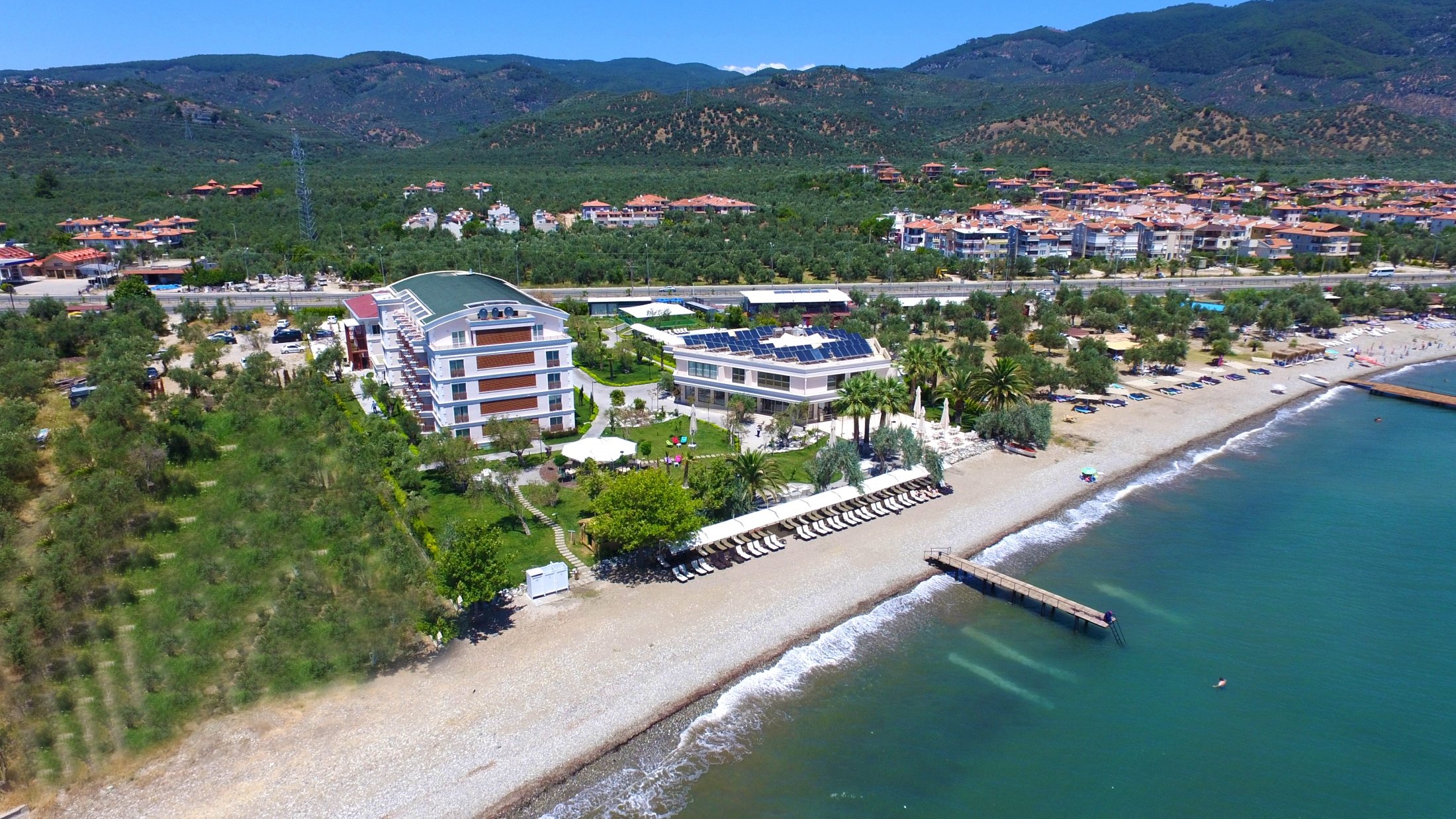 Altınoluk Rawda Hotel Denizden İskele ve Otel Görünümü