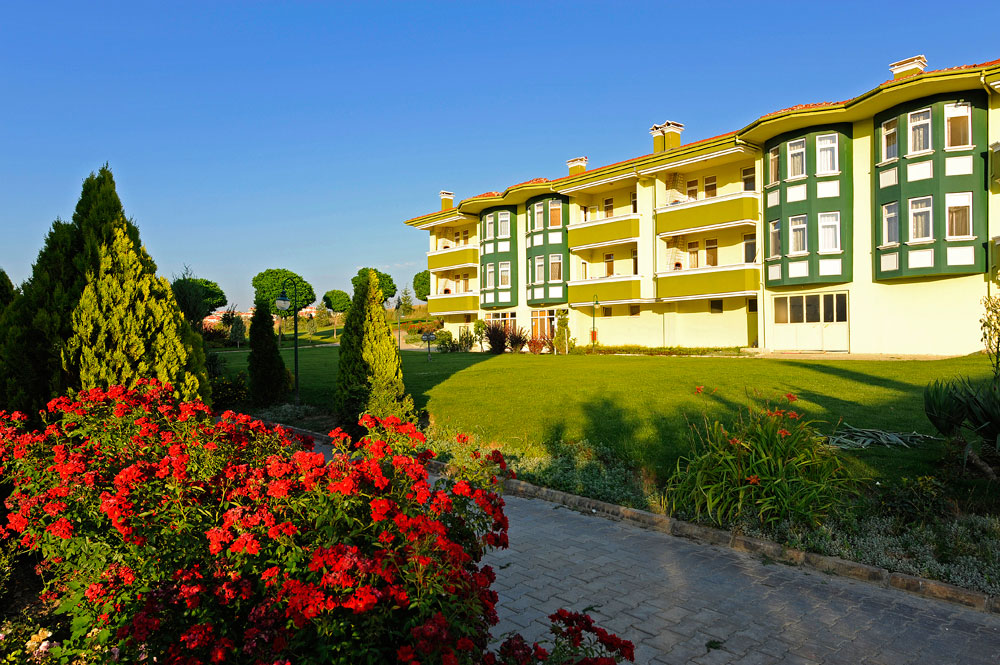 Başaranlar Termal Hotel Bahçeden Görünümü