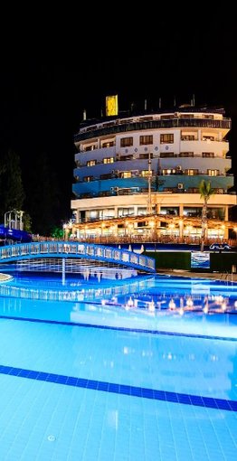 Bera Alanya Hotel Otel Gece Görünümü