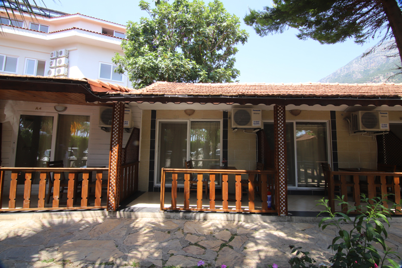 Durak Hotel Bahçeden Odaların Girişi