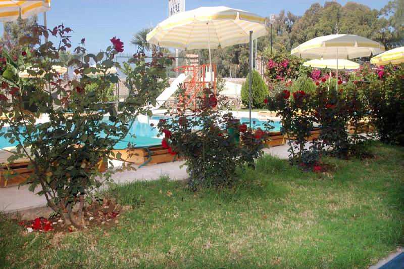 Hare Hotel Bahçesi