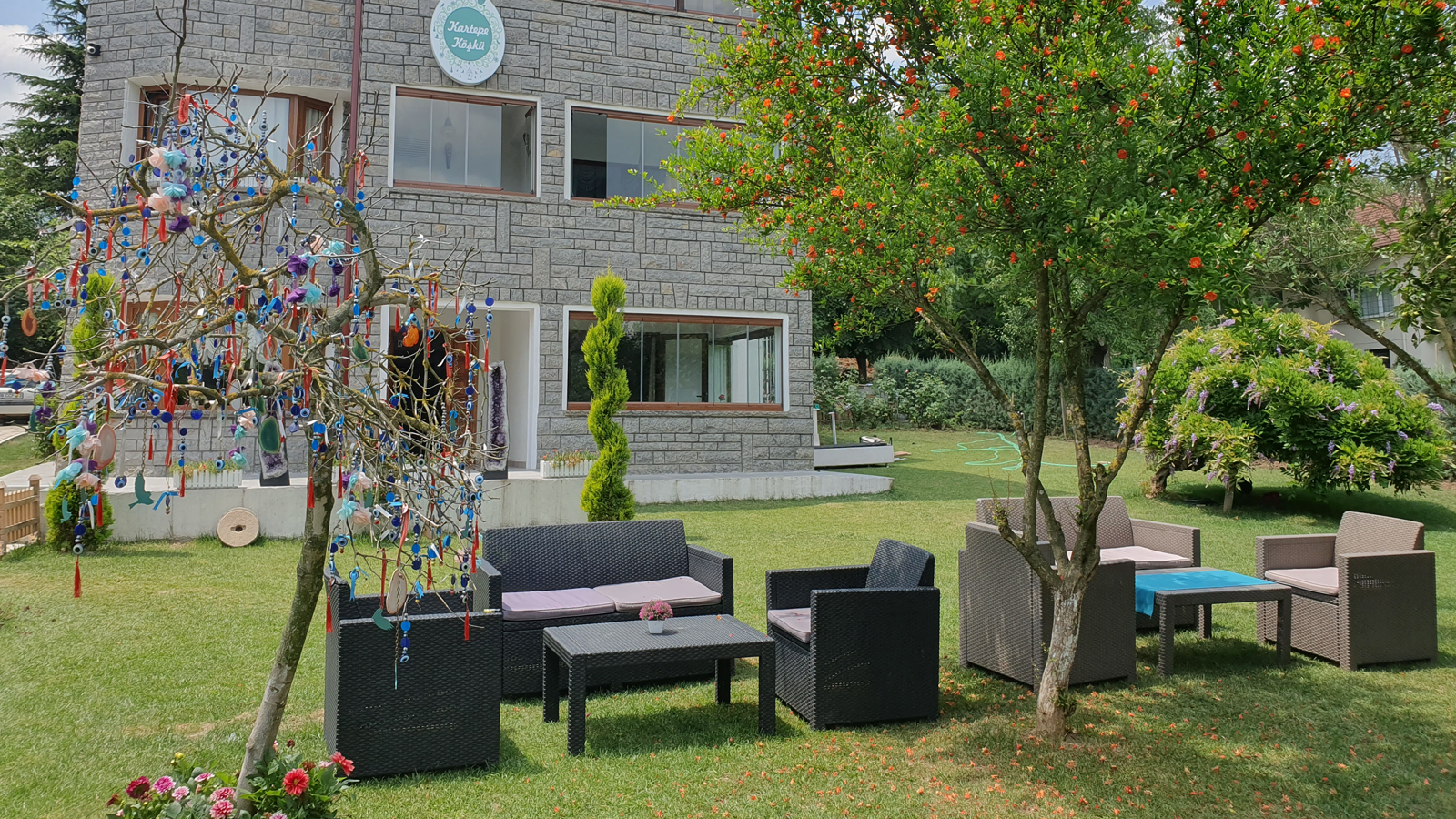 Kartepe Köşkü Hotel Bahçe Peysaj Oturma Alanları