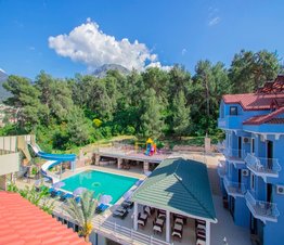 Kevser İnn Hotel Bahçeden Havuz Görüntüsü