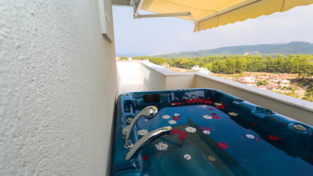 Modern Saraylar Tatil Köyü Balkonda Jakuzi Keyfi