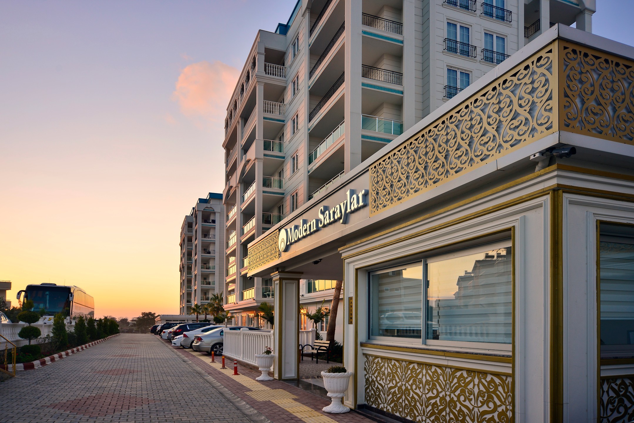 Modern Saraylar Tatil Köyü Tesis Girişi