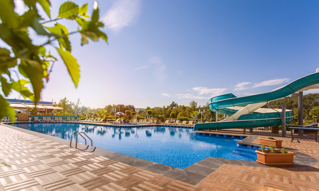 Modern Saraylar Tatil Köyü Havuz Başı
