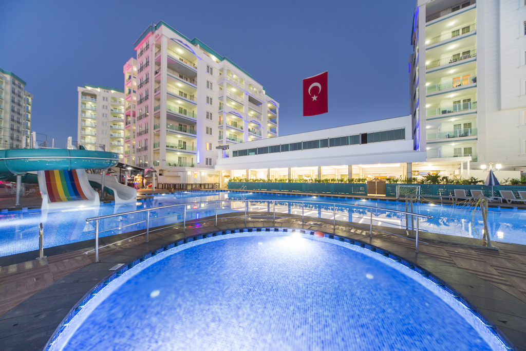 Modern Saraylar Tatil Köyü Otel Havuzlar
