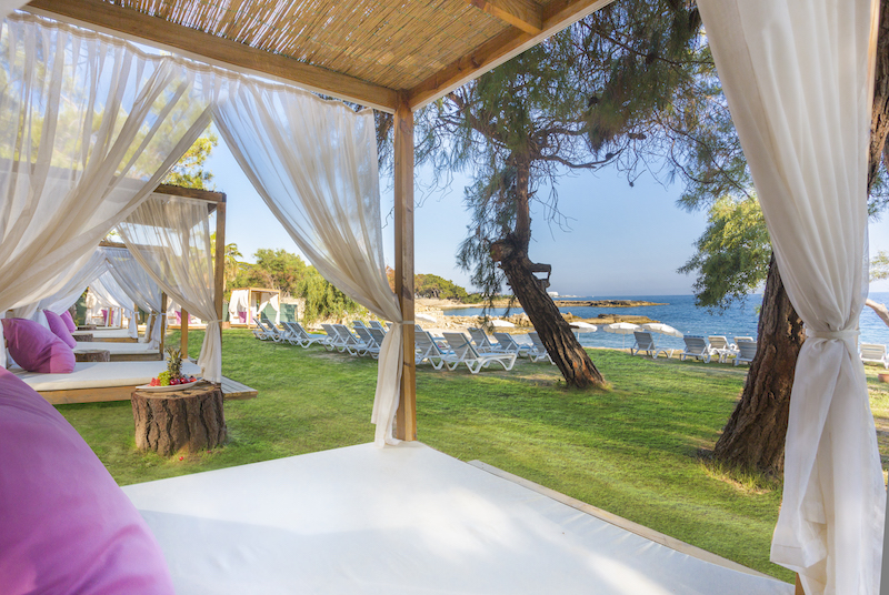 Modern Saraylar Tatil Köyü Sahilde Oturma Alanları